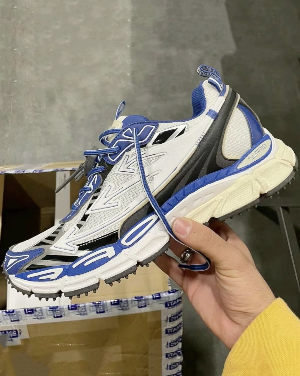 Off-White Be Right BacK Out Of Light Blue and White OWIA289F24FAB0020945 review Alexander Albarran