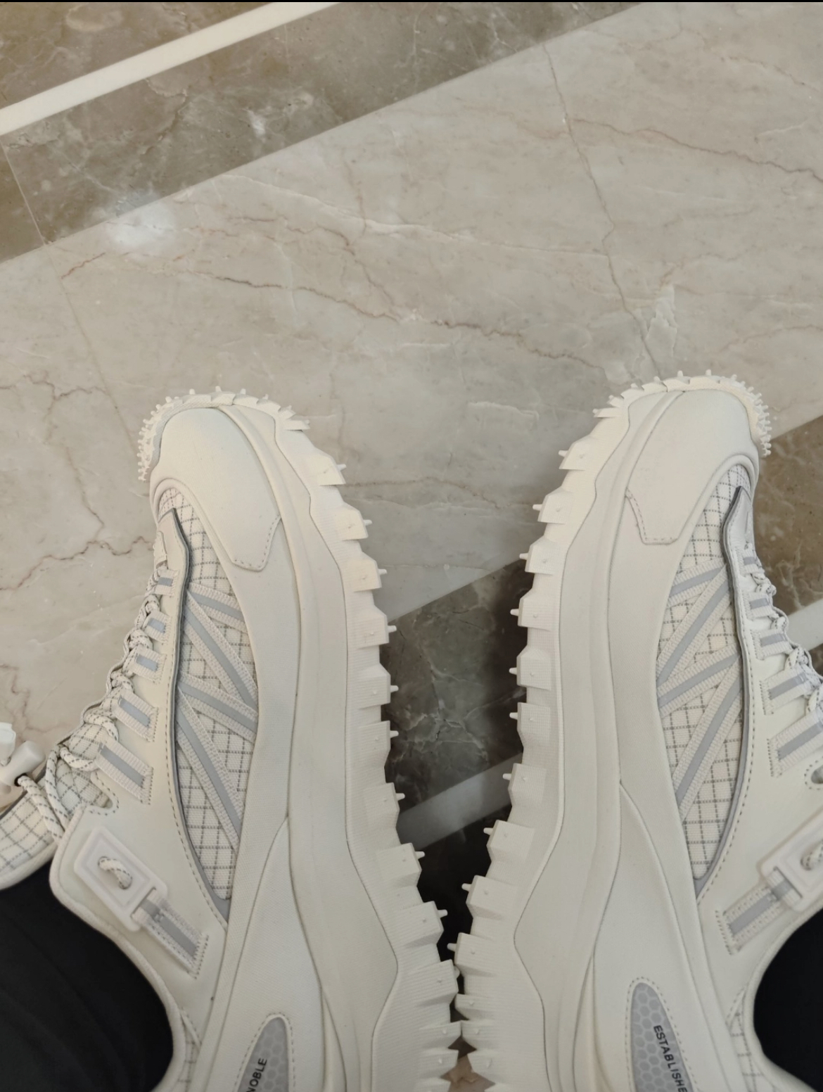 Moncler Trailgrip Gore-Tex Low White 4M00230M2058-014 review 0