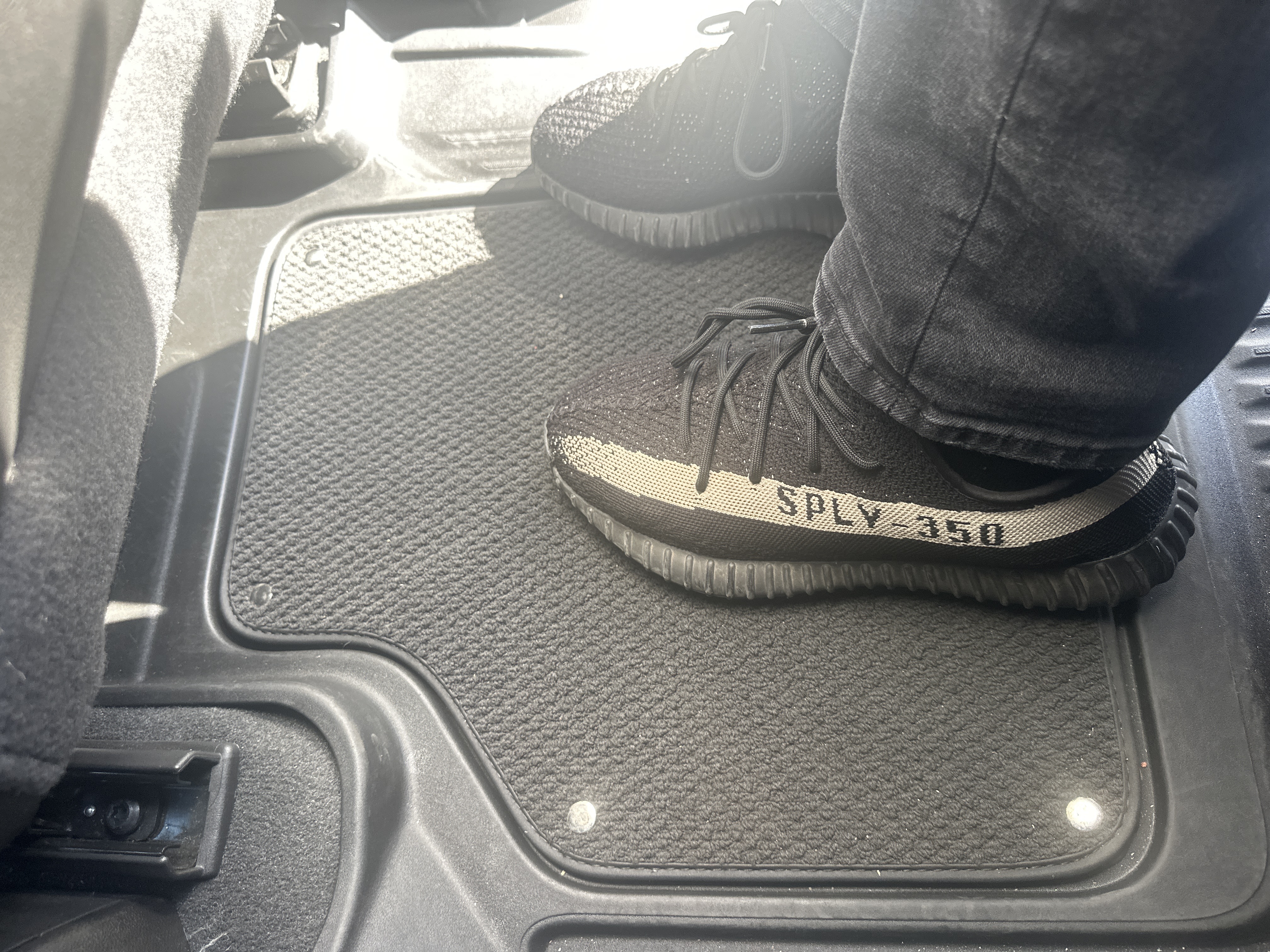 Adidas Yeezy Boost 350 V2 Core Black White BY1604 review Isaí Mendoza