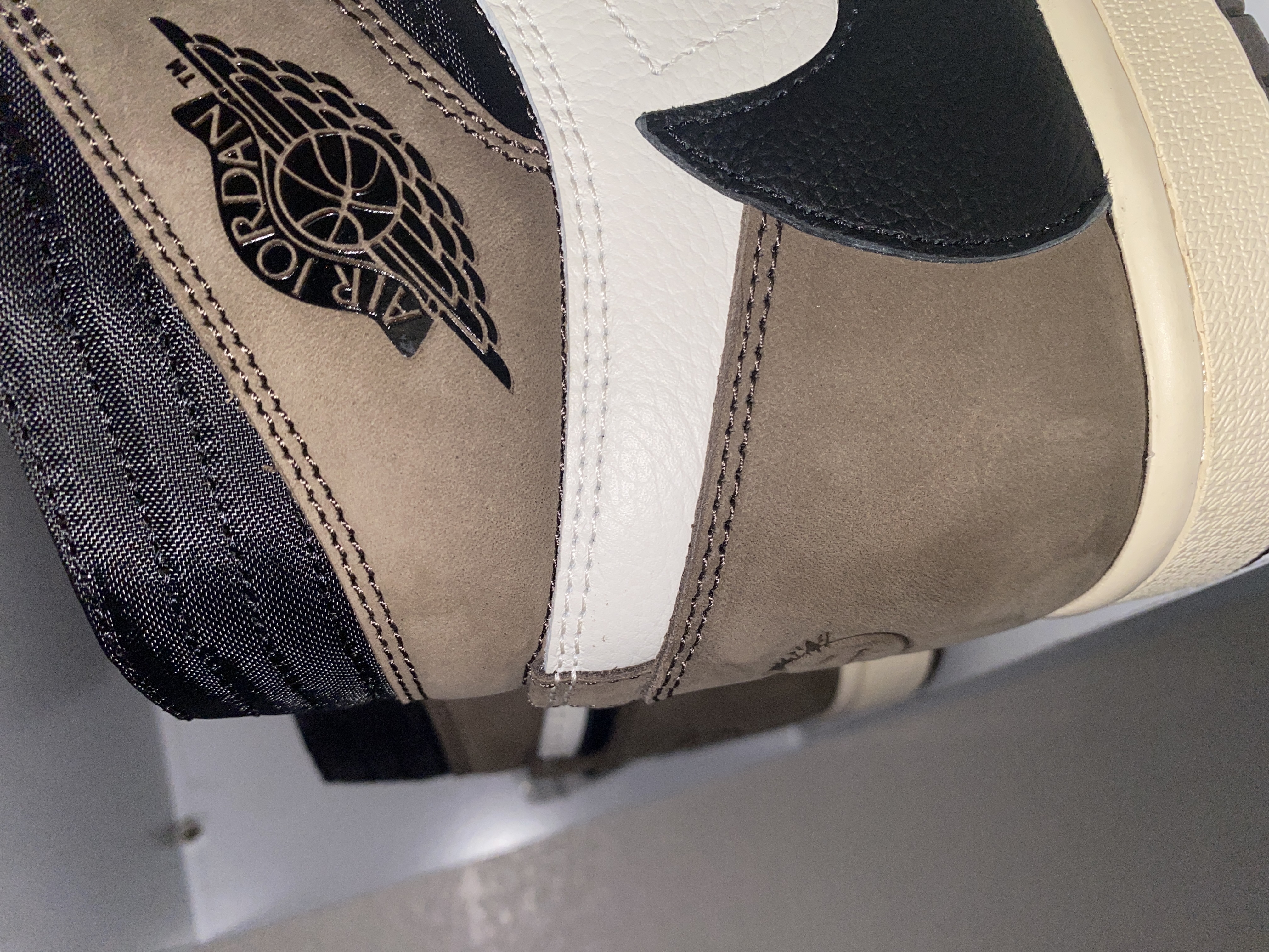 Air Jordan 1 Retro High Travis Scott CD4487-100 review Enoc