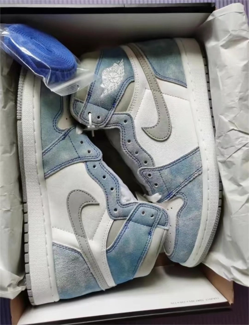 Air Jordan 1 Retro High OG Hyper Royal 555088-402 review 