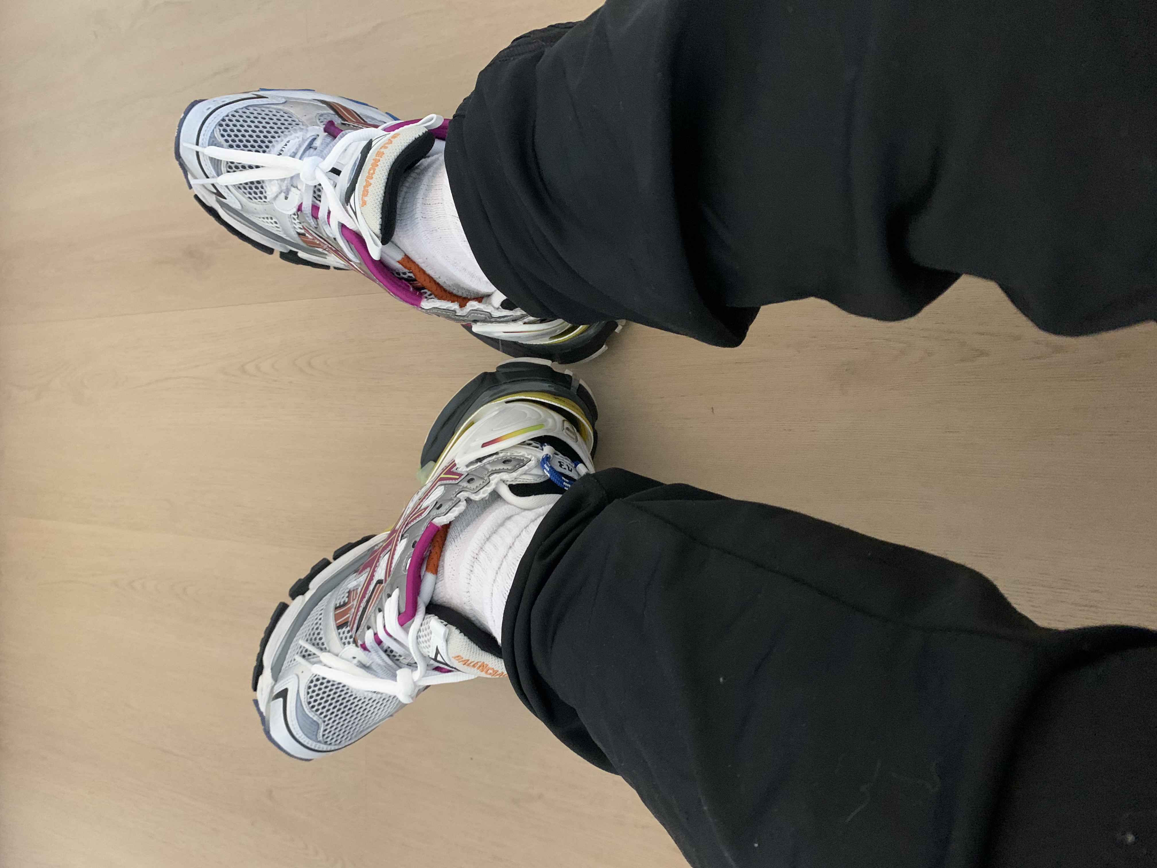 Balenciaga Runner Multicolor 677403W3RB68123 review Falcon 01