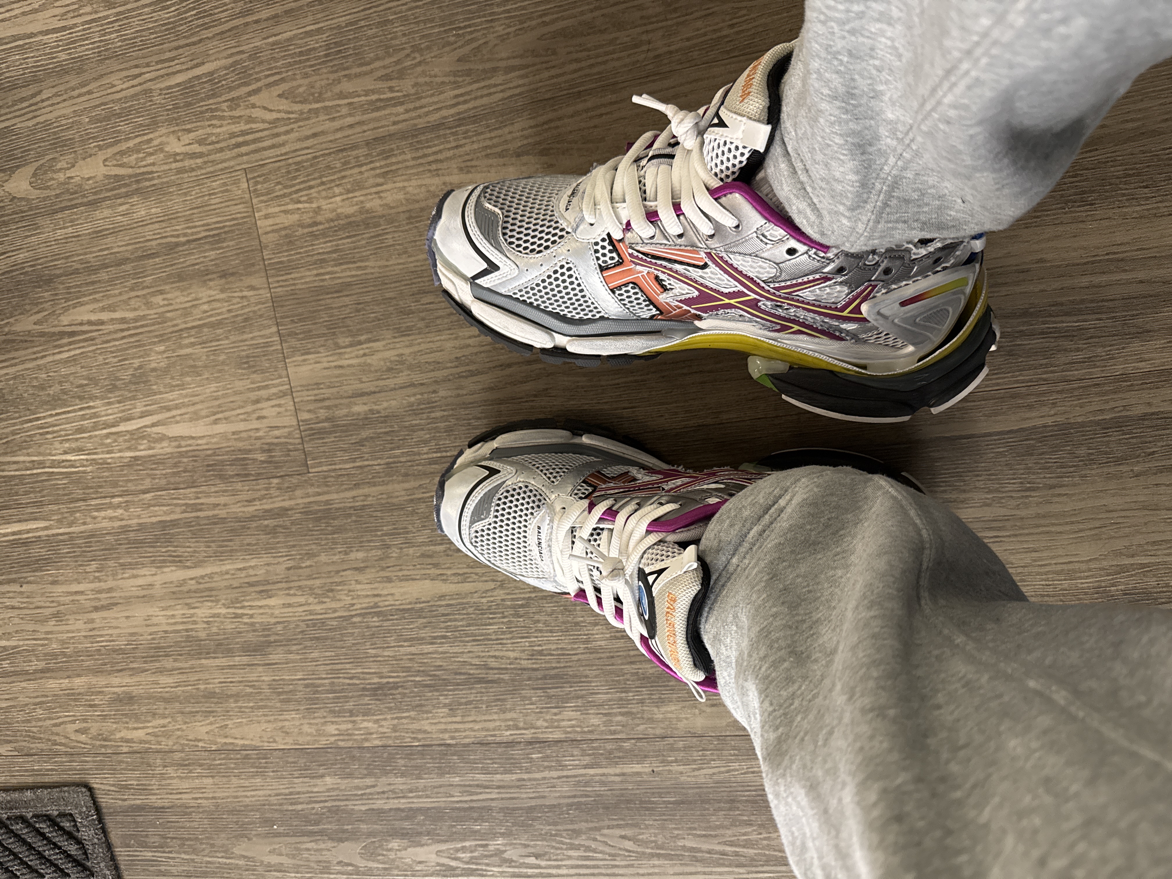 Balenciaga Runner Multicolor 677403W3RB68123 review User