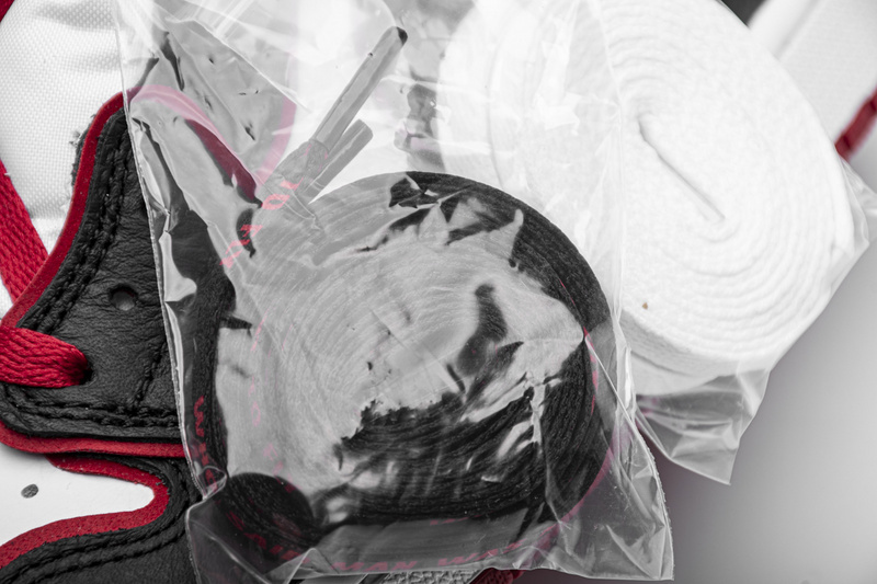 Get Air Jordan 1 Retro High Bloodline 555088-062