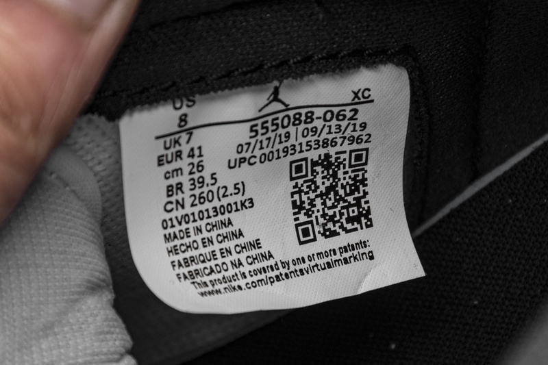 Get Air Jordan 1 Retro High Bloodline 555088-062