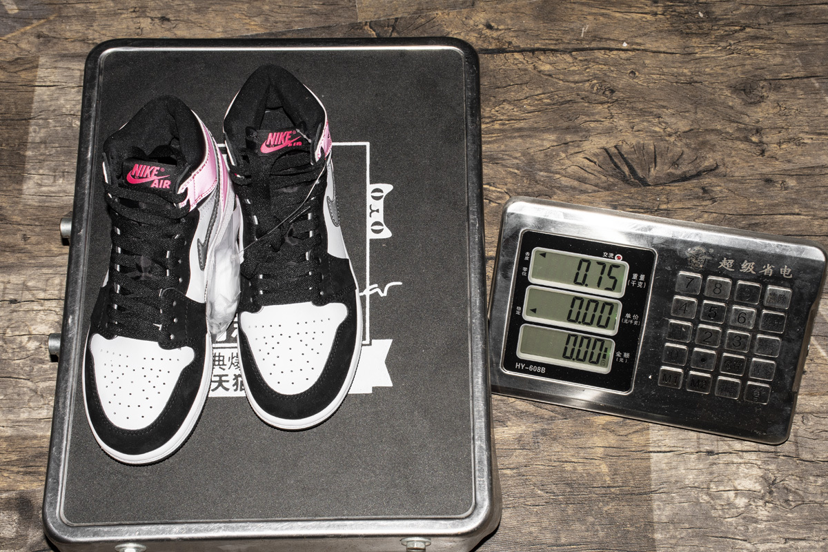 Get Air Jordan 1 Retro Valentine's Day 2017 (GS) 881426-009