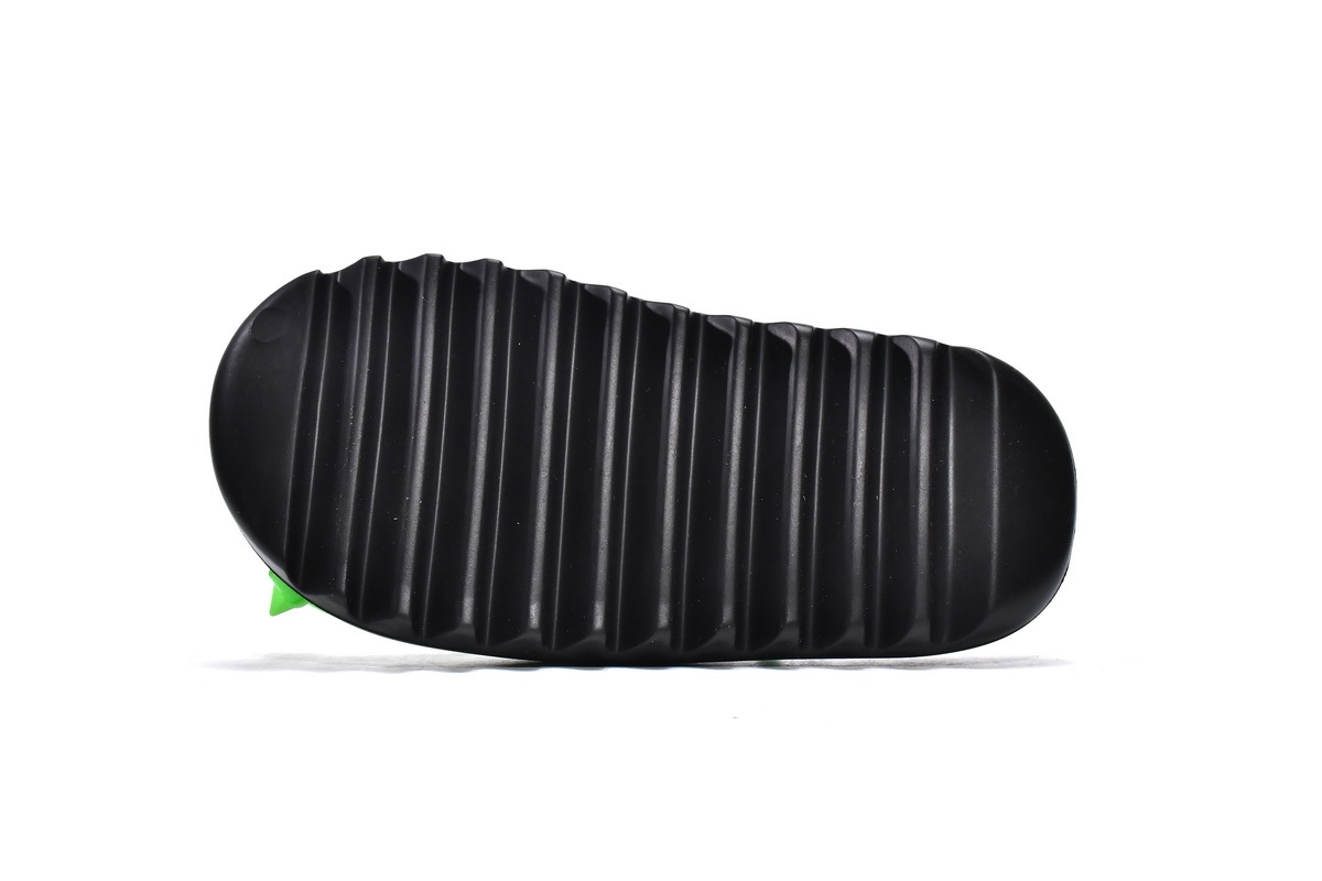 Gets Yeezy Slide Black FX0495