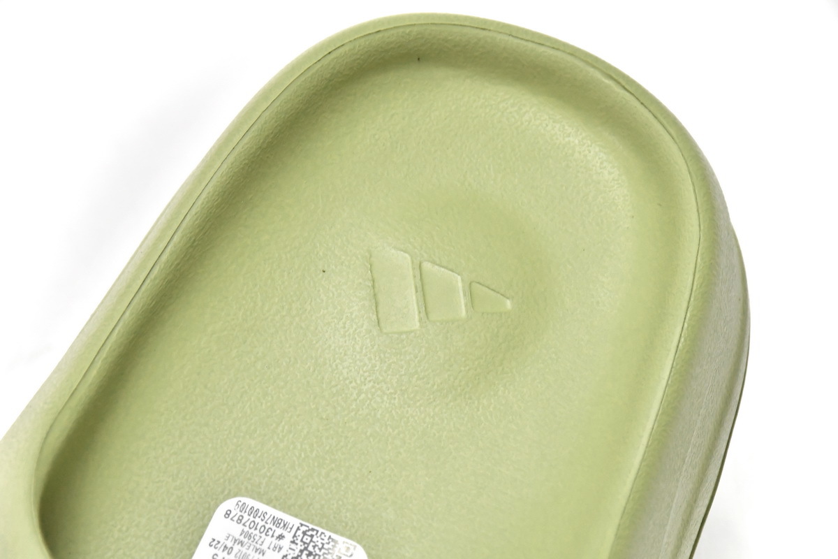 Gets Yeezy Slide Resin FZ5904