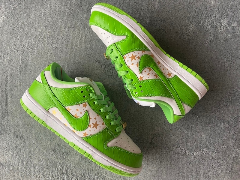 Get Supreme x Nike SB Dunk Low "Green Stars” DH3228-101