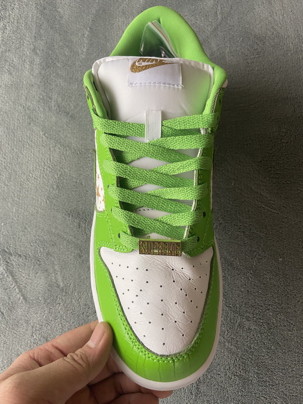 Get Supreme x Nike SB Dunk Low "Green Stars” DH3228-101