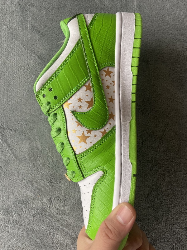 Get Supreme x Nike SB Dunk Low "Green Stars” DH3228-101