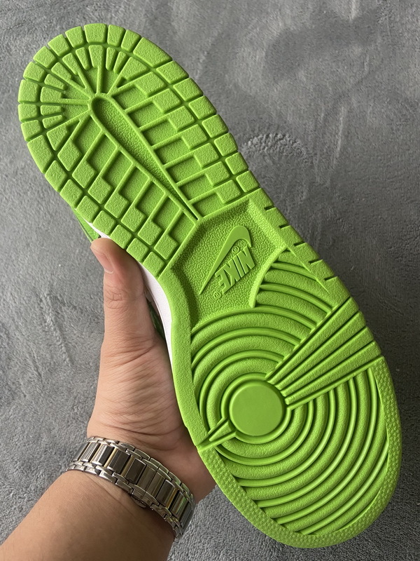 Get Supreme x Nike SB Dunk Low "Green Stars” DH3228-101