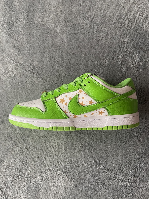 Get Supreme x Nike SB Dunk Low "Green Stars” DH3228-101