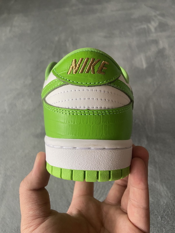 Get Supreme x Nike SB Dunk Low "Green Stars” DH3228-101