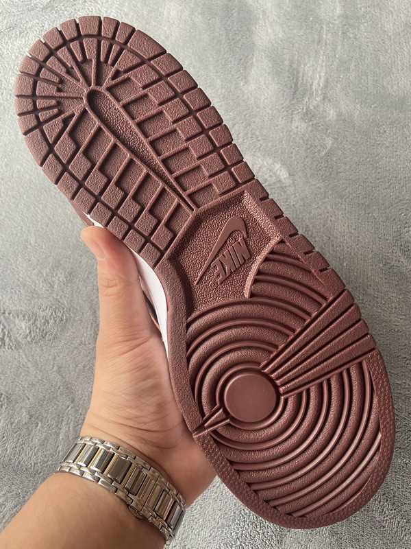 Get Supreme x Nike SB Dunk Low "Brown Stars” DH3228-103