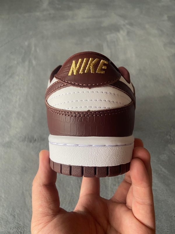Get Supreme x Nike SB Dunk Low "Brown Stars” DH3228-103