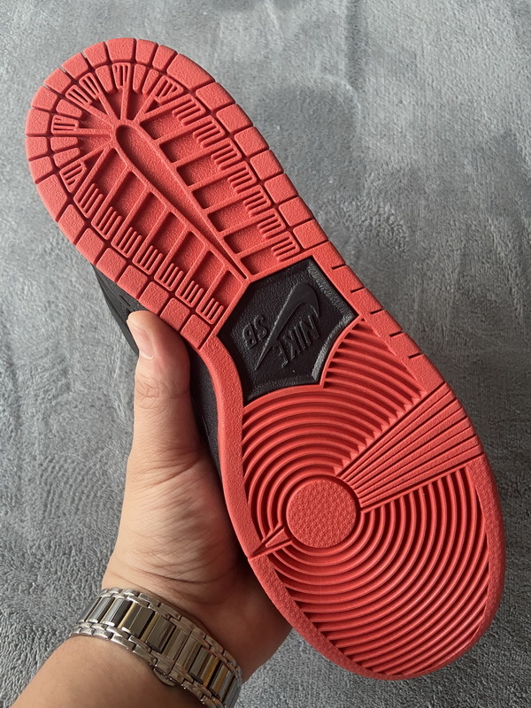 Get Nike Dunk Low SB TRD QS Black Pigeon 883232-008