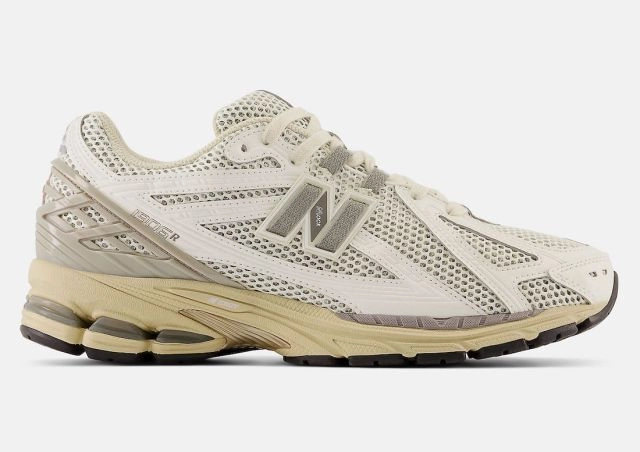 Monica Sneakers Tell You NEW BALANCE's 1906R comes in white and light tan tones