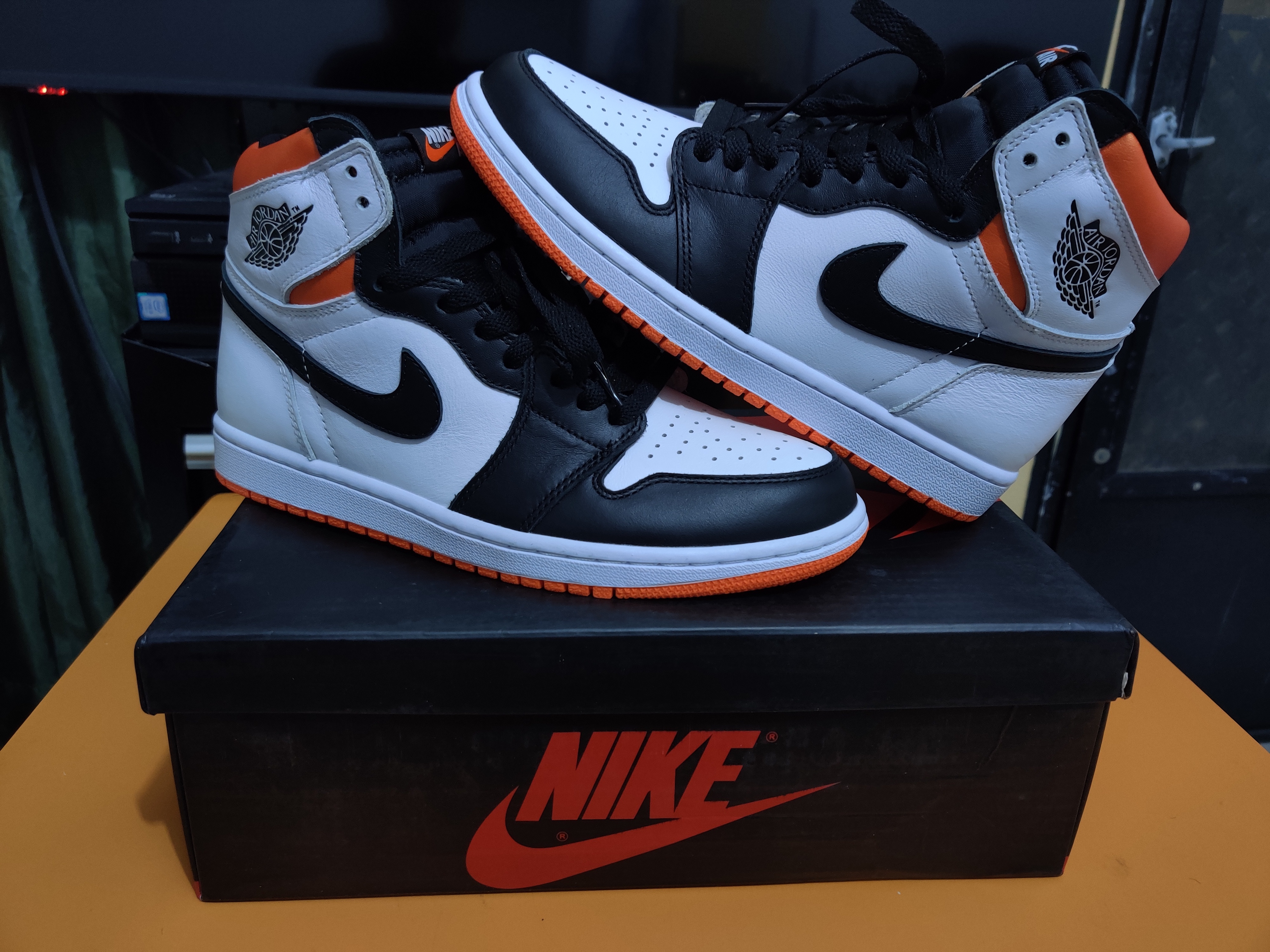 PKGoden Jordan 1 Retro High Electro Orange 555088-180 review Wilfred 01