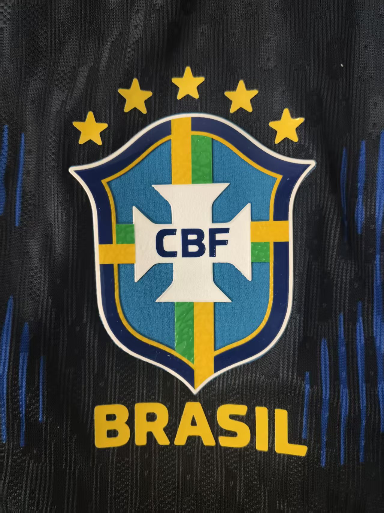 Escudo estampado em camisa versão jogador do Brasil