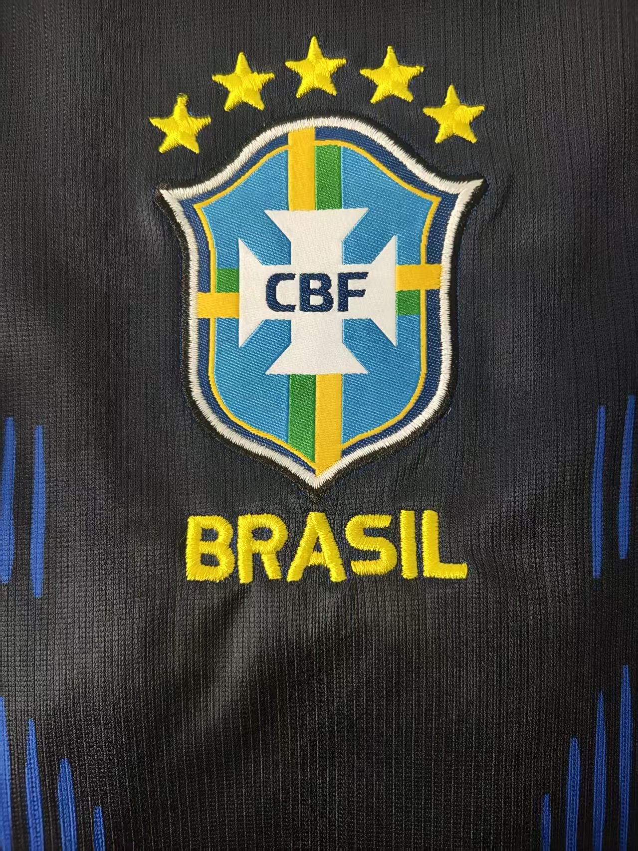 Escudo bordado em camisa versão torcedor do Brasil
