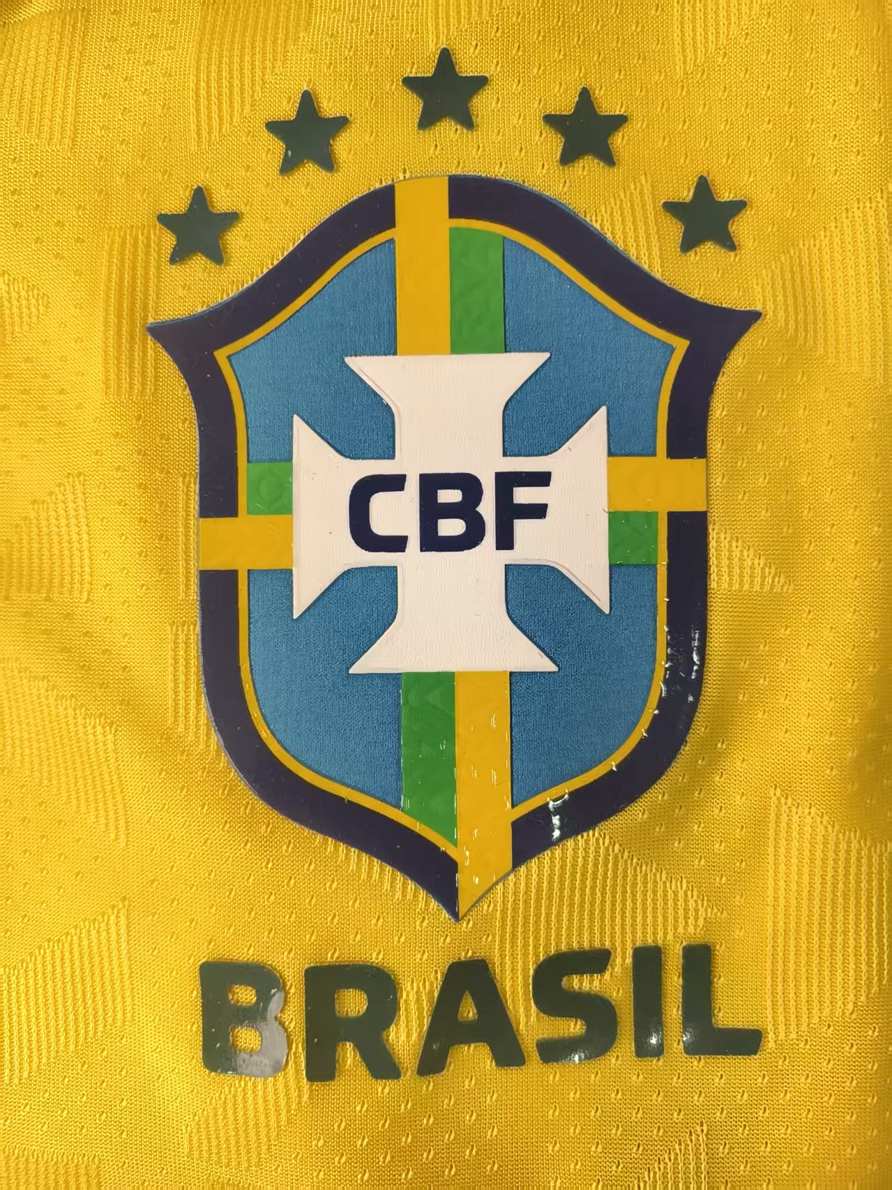 Camisa do Brasil 2026 vers&atilde;o jogador com escudo estampado no peito