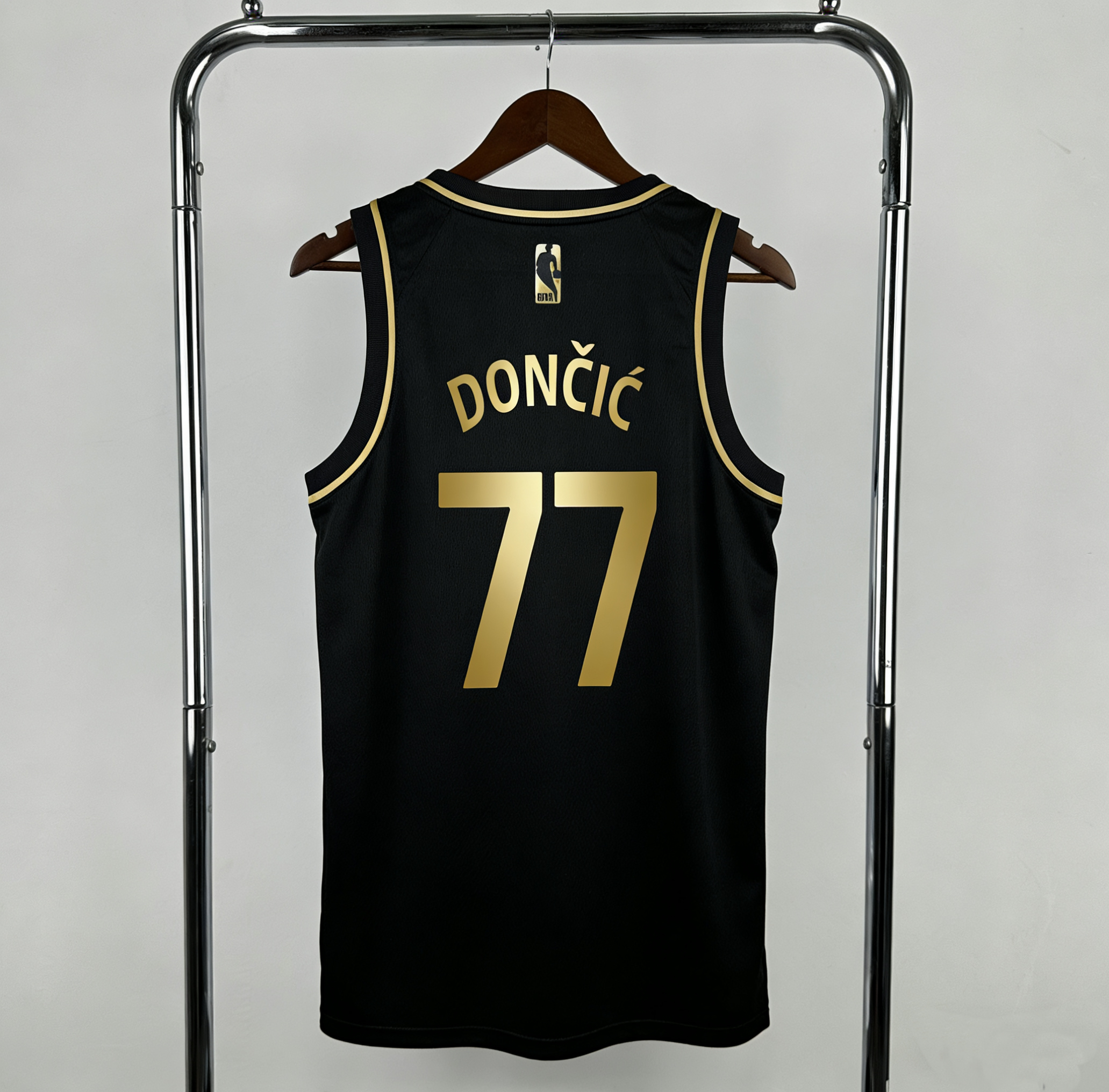 Regata Preta e Dourada do Los Angeles Lakers Dončić Nº 77