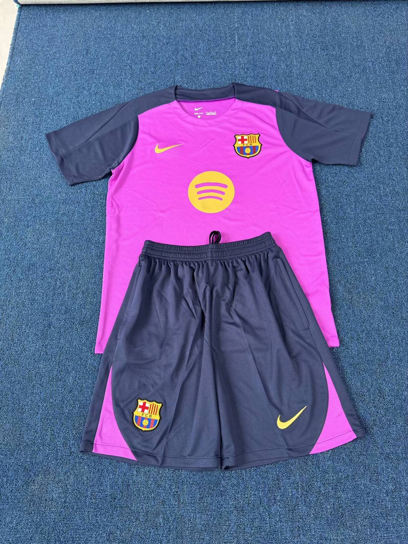 Kit de Treino Barcelona Masculino 25/26 Torcedor Rosa e Azul-Marinho