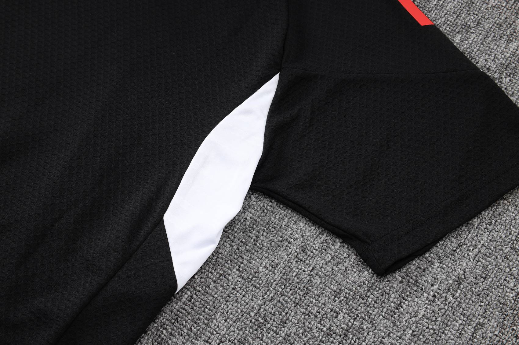Kit de Treino do Liverpool 2025/26 Preto e Vermelho