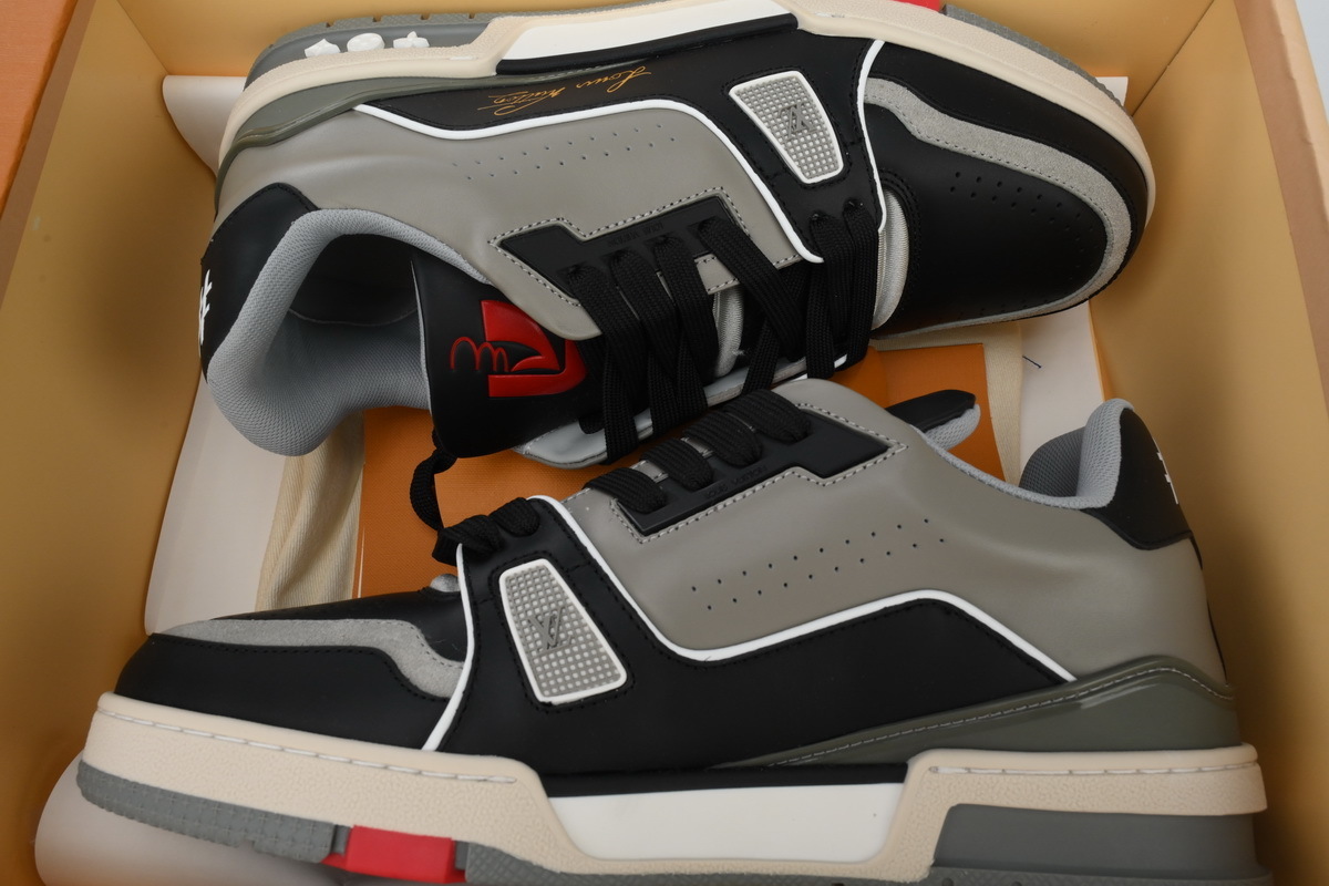 54 LV Louis Vuitton Trainer Grey Black
