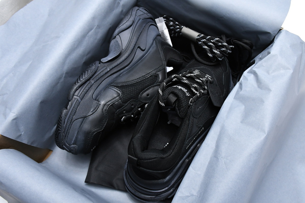 W0901 1000 Balenciaga Triple S Black