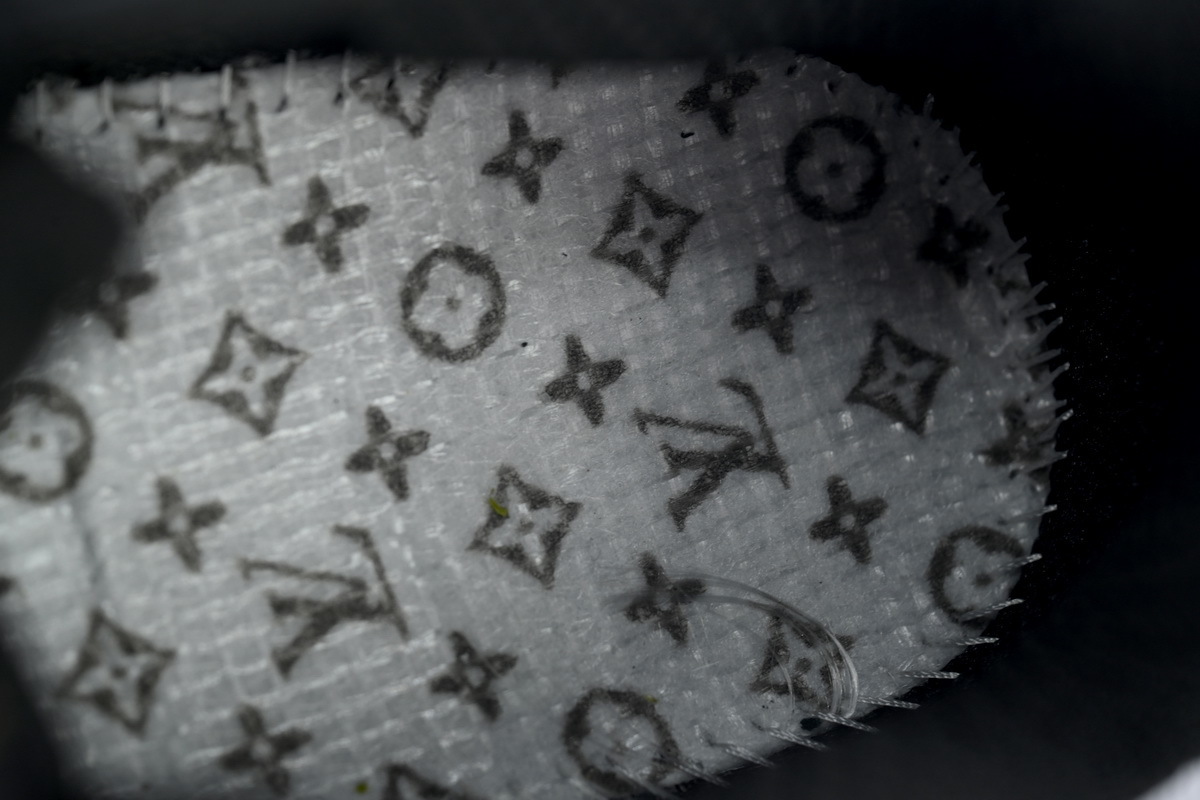 Louis Vuitton Run Tatic Black