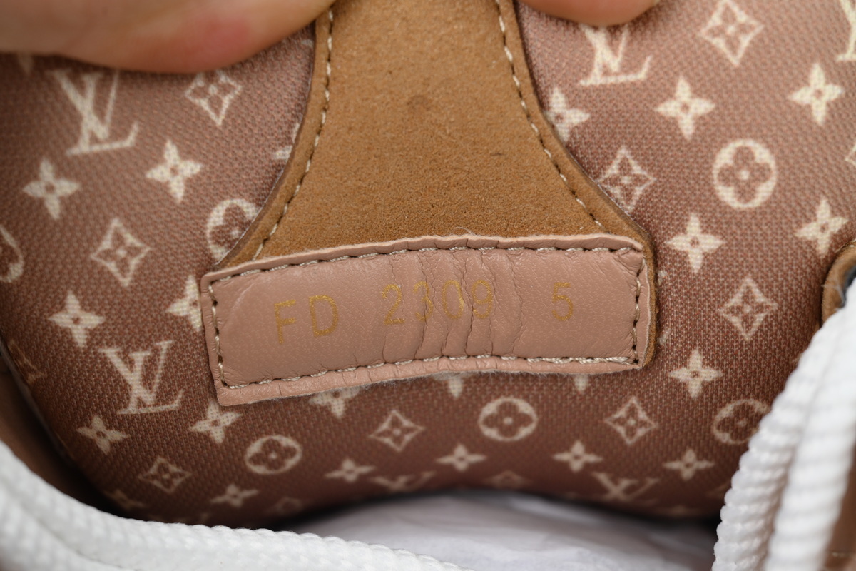 LOUIS VUITTON White Brown Diamond Surface