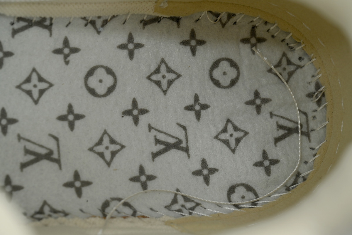 LOUIS VUITTON White Coffee Diamond