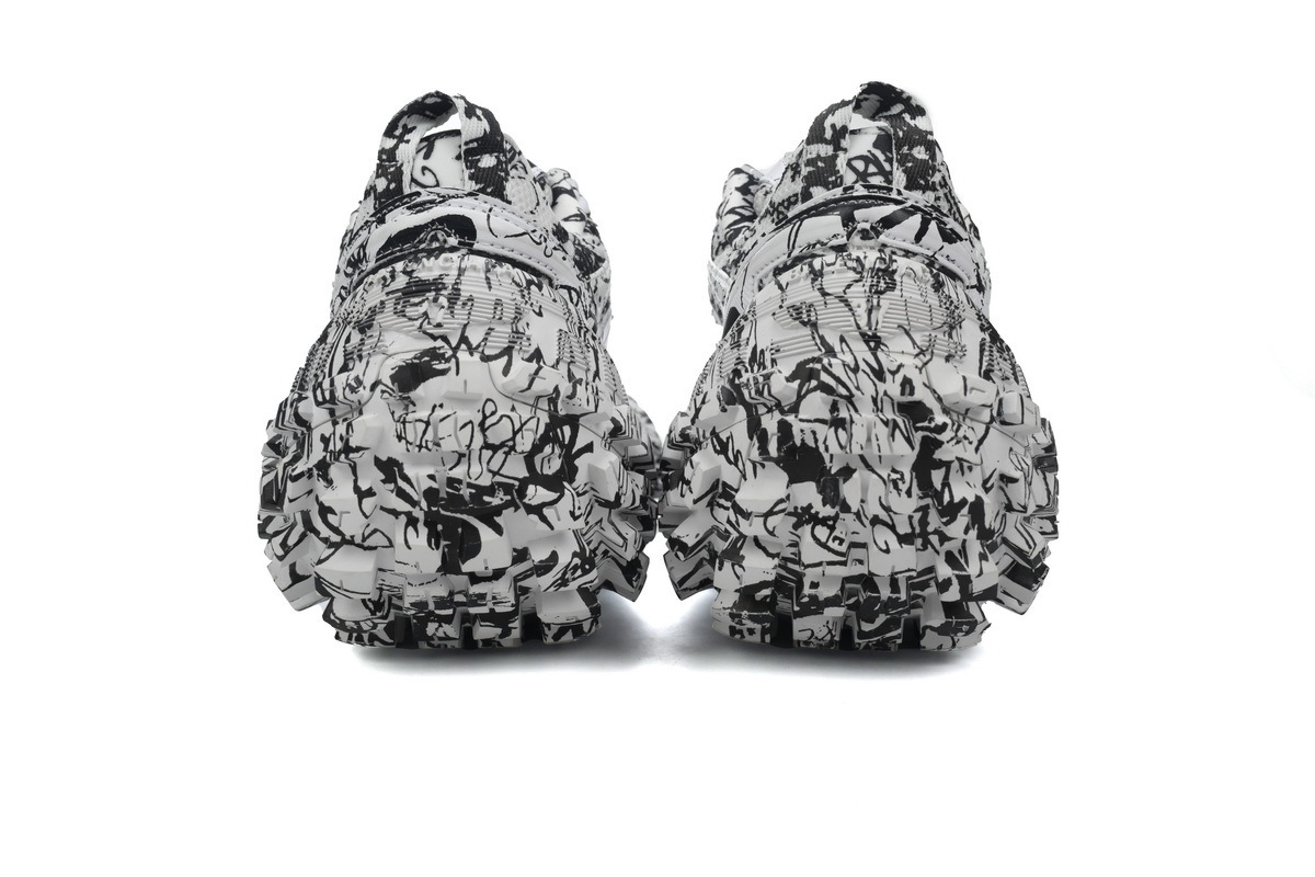 Balenciaga Defender Graffiti 685611 W2RAM 9010