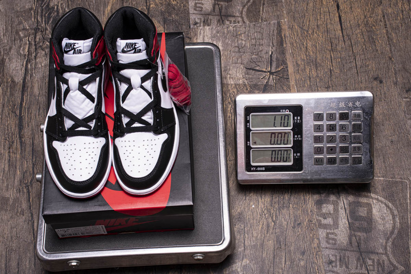 Air Jordan 1 High OG Black Toe 555088-125