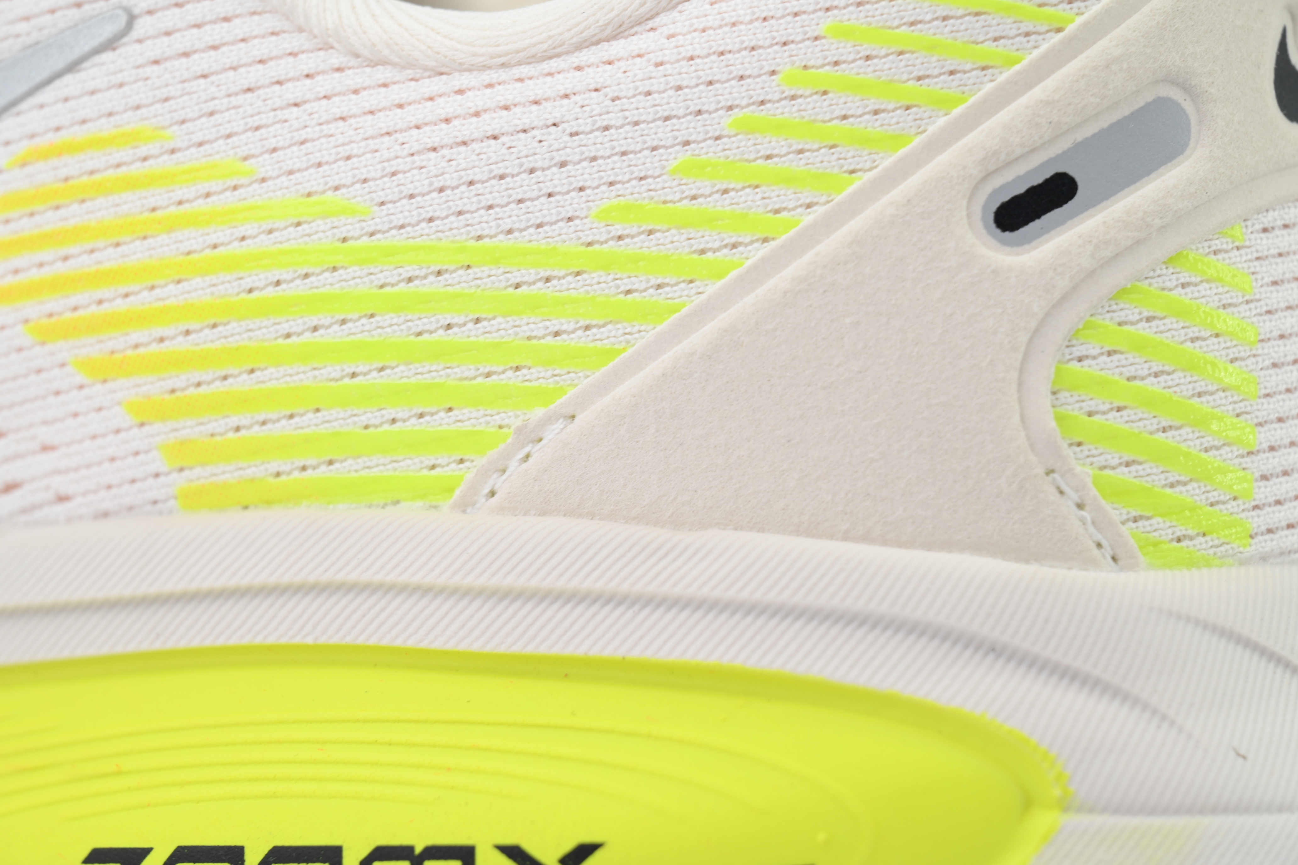 NIKE Wmns Vomero 18 'Phantom Light Wild Mango Volt' HM6804-002