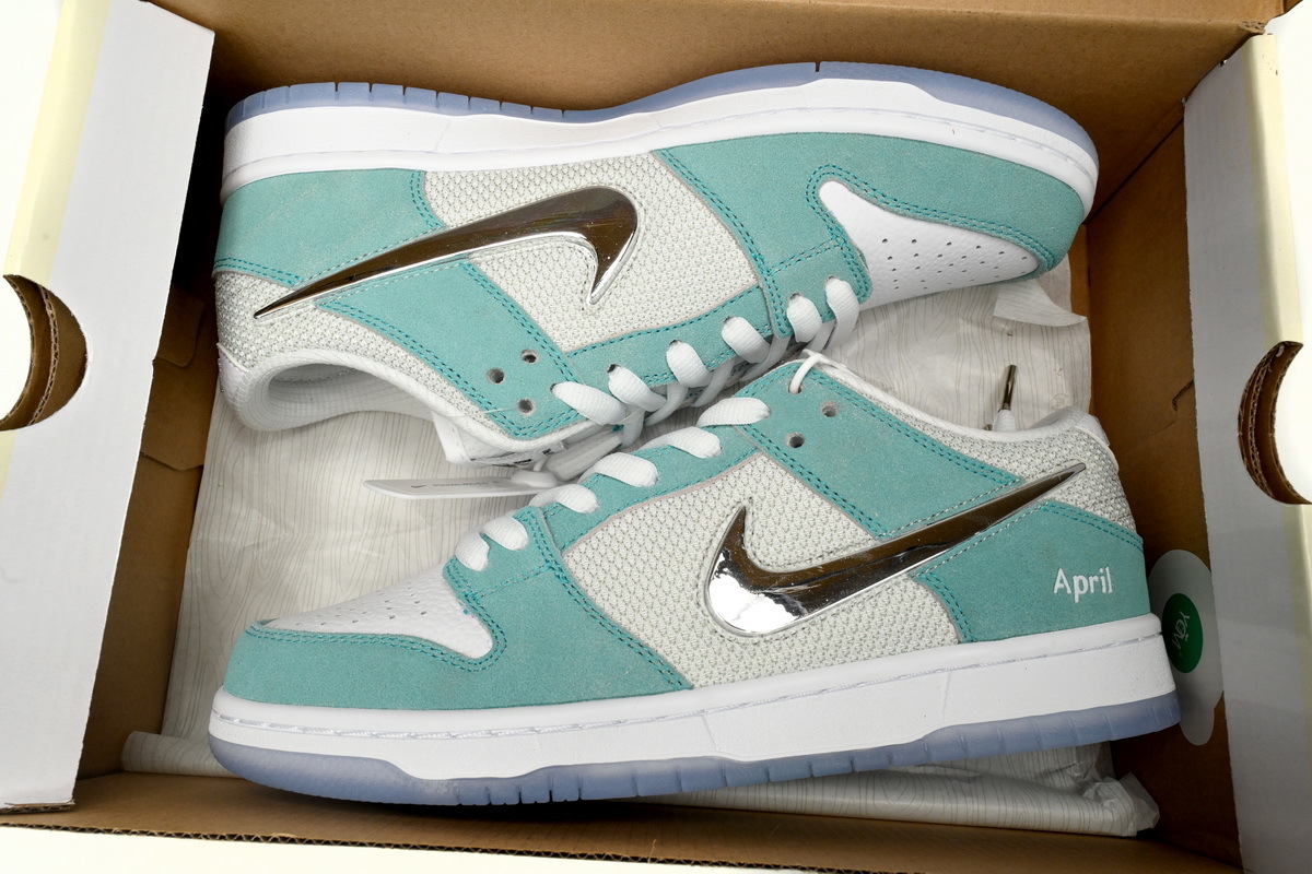 APRIL SKATEBOARDS × Nike Dunk SB Low Frozen Roses FD2562-400