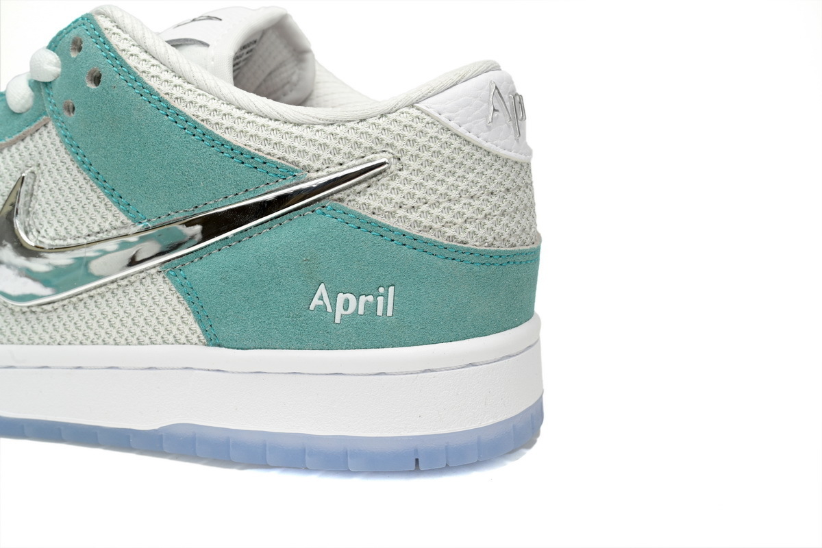 APRIL SKATEBOARDS × Nike Dunk SB Low Frozen Roses FD2562-400
