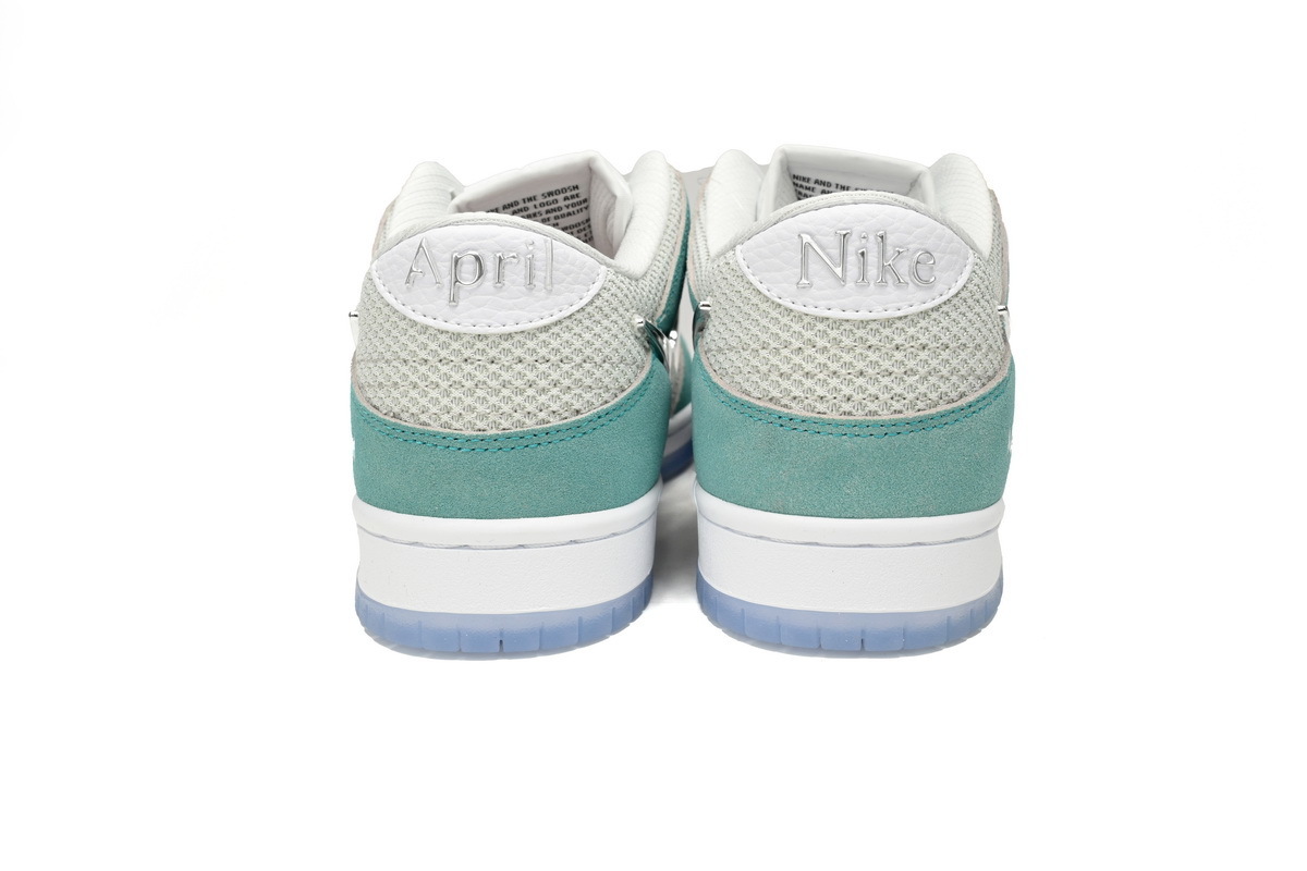 APRIL SKATEBOARDS × Nike Dunk SB Low Frozen Roses FD2562-400