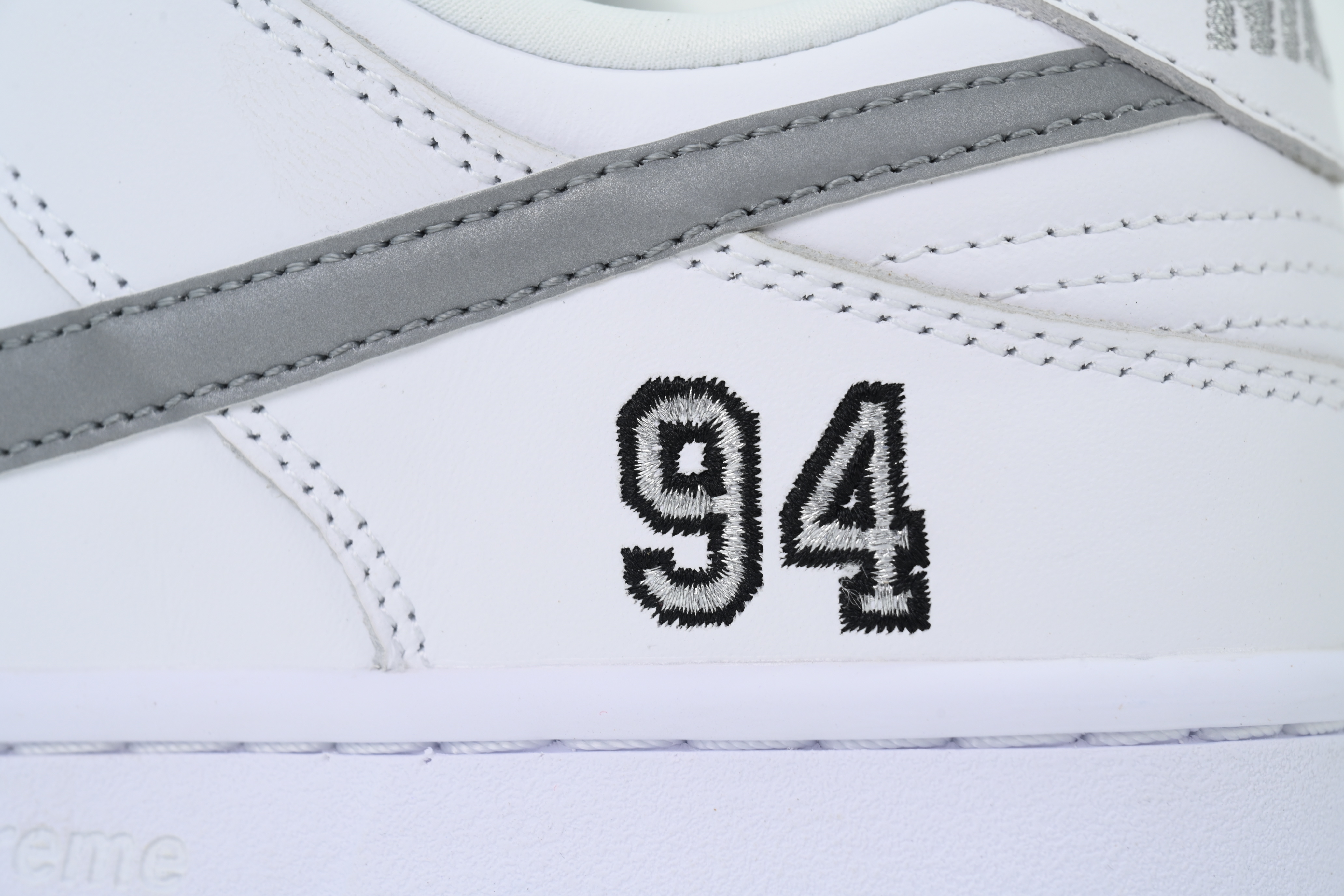 Nike Supreme x Dunk Low SB 'White Metallic Silver' HQ8487-100