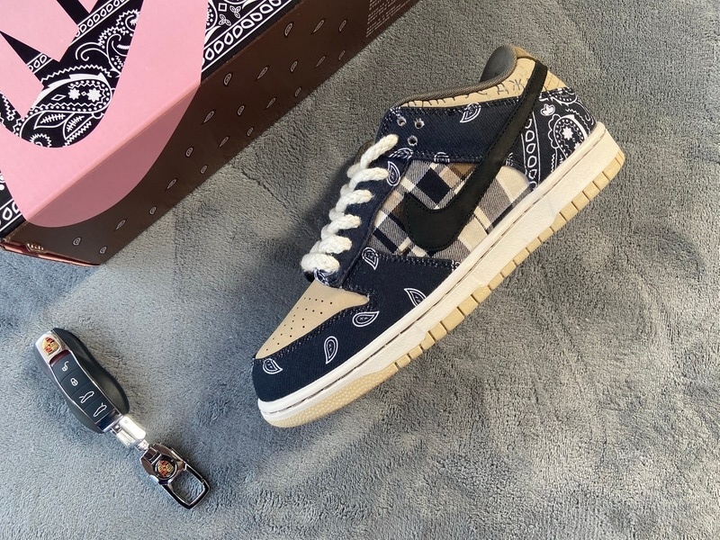 Travis Scott x Nike SB Dunk Low CT5053-001