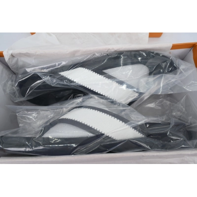 LOUIS VUITTON Flip Flop Sandal Black And White 02