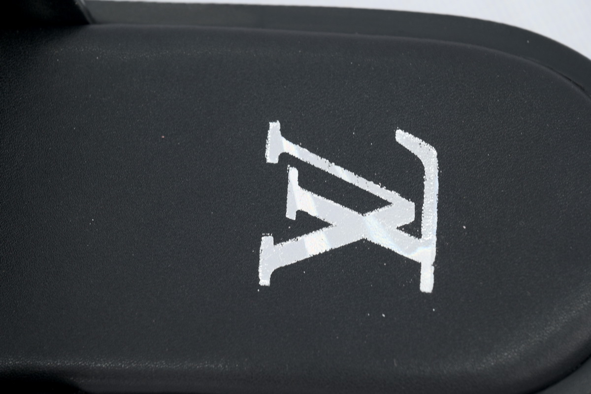 LOUIS VUITTON Oasis Black Embossing