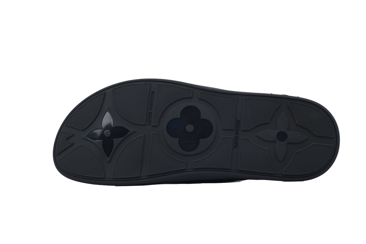 LOUIS VUITTON Flip Flop Sandal The Leather Surface Is Completely Black