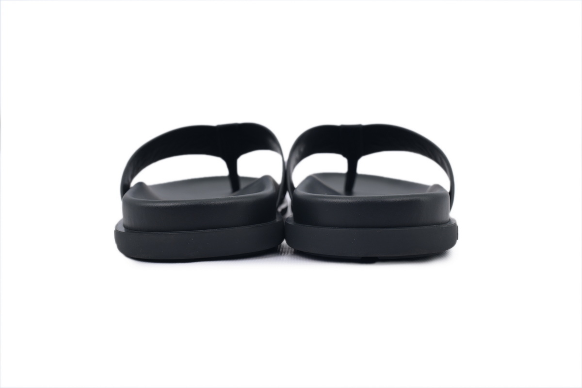 LOUIS VUITTON Flip Flop Sandal The Leather Surface Is Completely Black