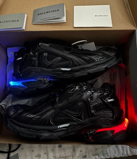 Balenciaga Runner Black and Red(LED) 853225 WRNLD 1000  review bob