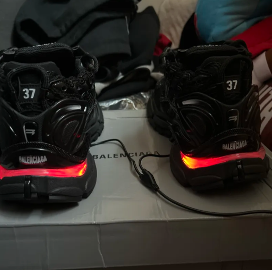 Balenciaga Runner Black and Red(LED) 853225 WRNLD 1000  review eve