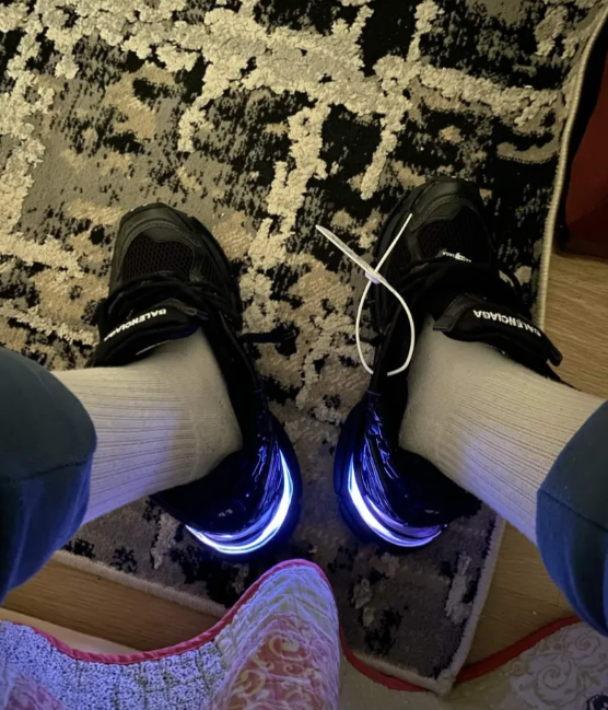 Balenciaga Runner Black and Red(LED) 853225 WRNLD 1000  review julia