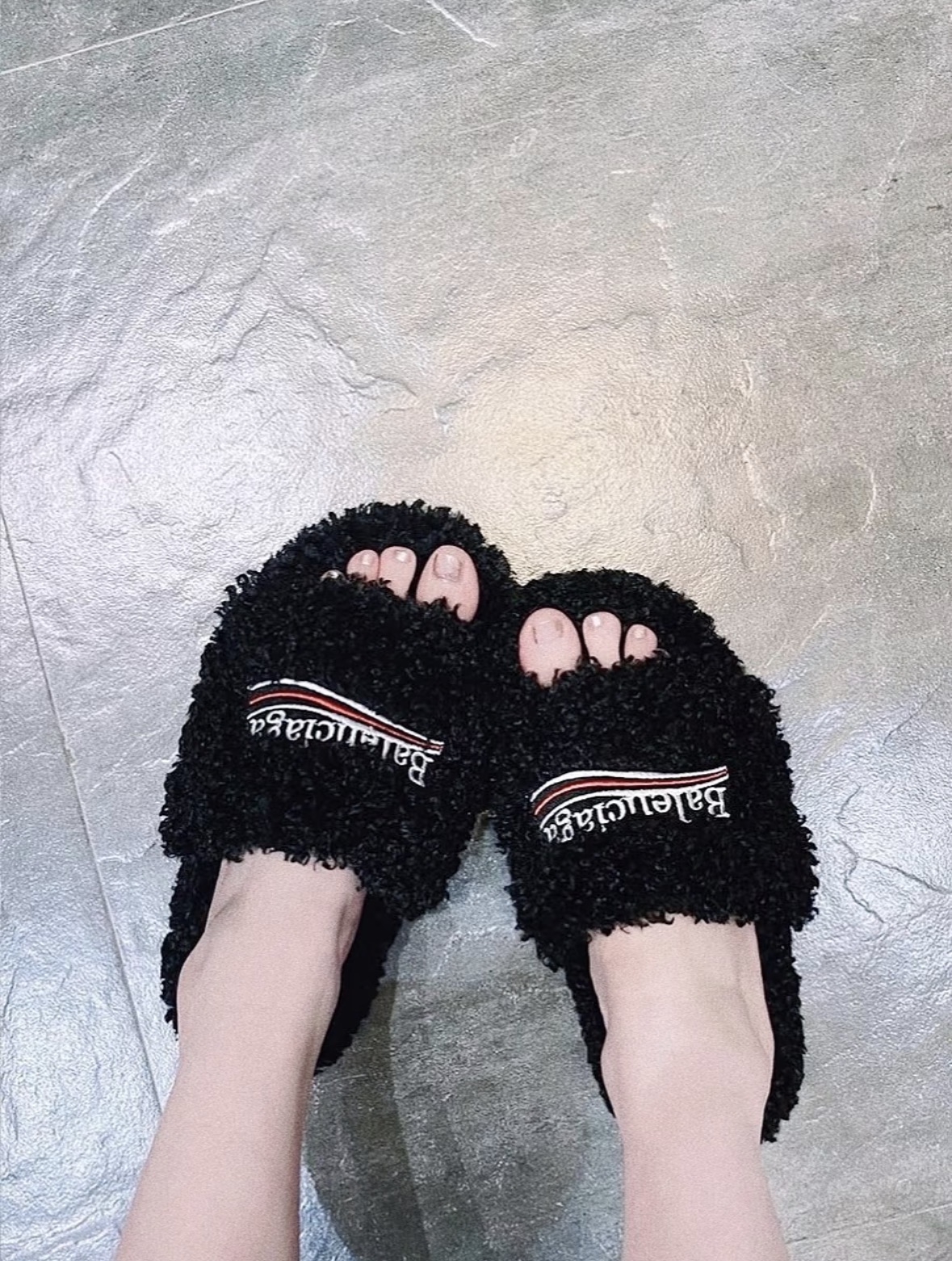 Balenciaga Furry Black Coke Label 698525 W1N31 0964 review Selinna
